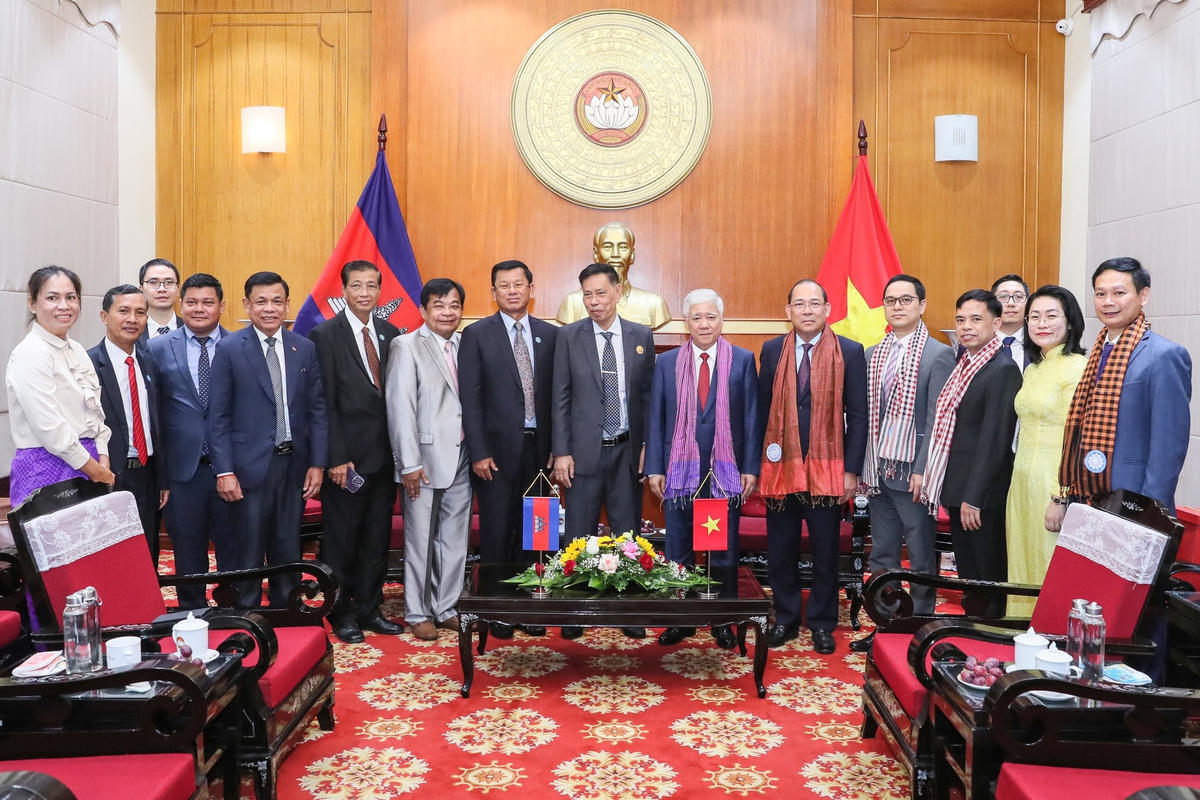 Chủ tịch UBTƯ MTTQ Việt Nam Đỗ Văn Chiến chụp ảnh lưu niệm cùng các đại biểu. Ảnh: Quang Vinh.