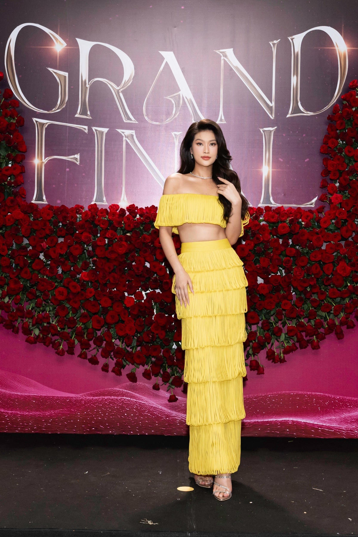 Hoa hậu Đoàn Thiên Ân tạo dáng với đầm kiểu dáng xếp tầng. Cô từng là thí sinh của cuộc thi năm 2022, vào top 20 chung cuộc.