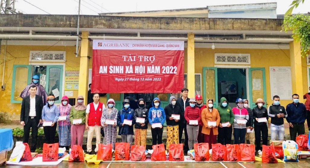 Ngân hàng Agribank CN Quảng Nam tặng quà cho hộ dân nghèo.  