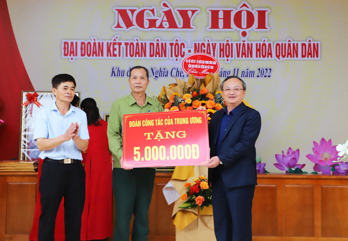 Ông Đỗ Tiến Sỹ tặng quà chúc mừng ngày hội.