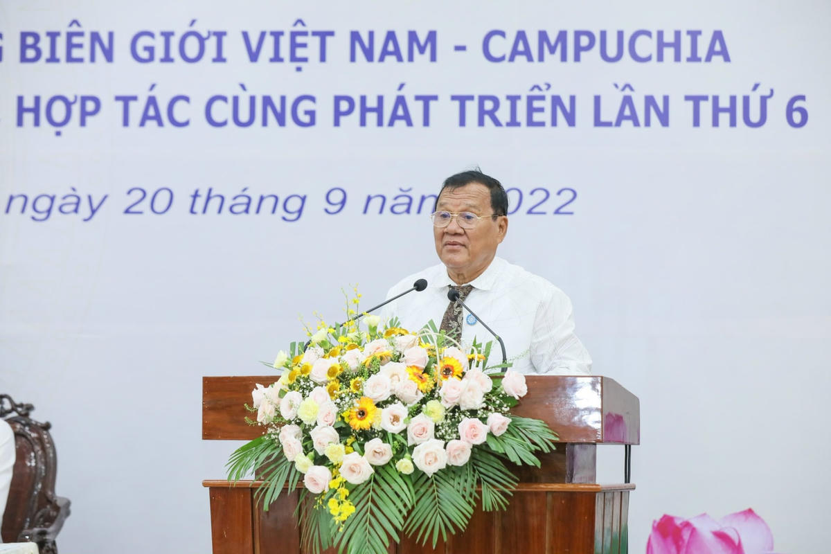 Ông Sbong Sarath, Ủy viên Trung ương Đảng Nhân dân Campuchia, Chủ tịch Hội đồng tỉnh, Chủ tịch Mặt trận đoàn kết Phát triển Tổ quốc Campuchia tỉnh Prey Veng phát biểu tại Hội nghị