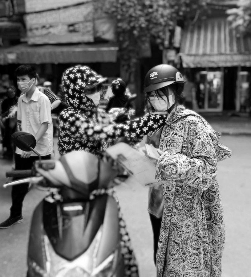 Sau thi, 2 mẹ con vội về ngay để chuẩn bị cho buổi thi chiều nay.