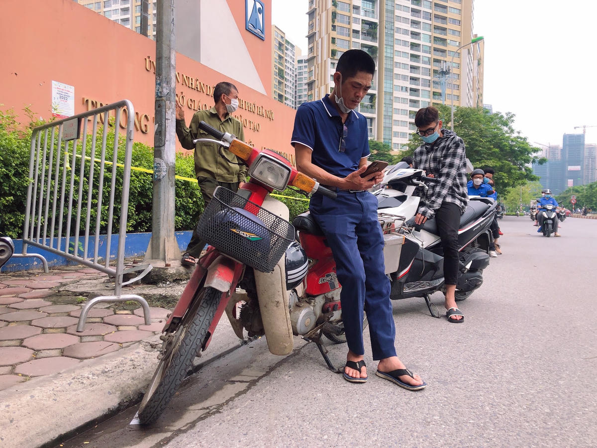 Thi tốt nghiệp THPT 2022: Muôn kiểu đợi chờ của phụ huynh