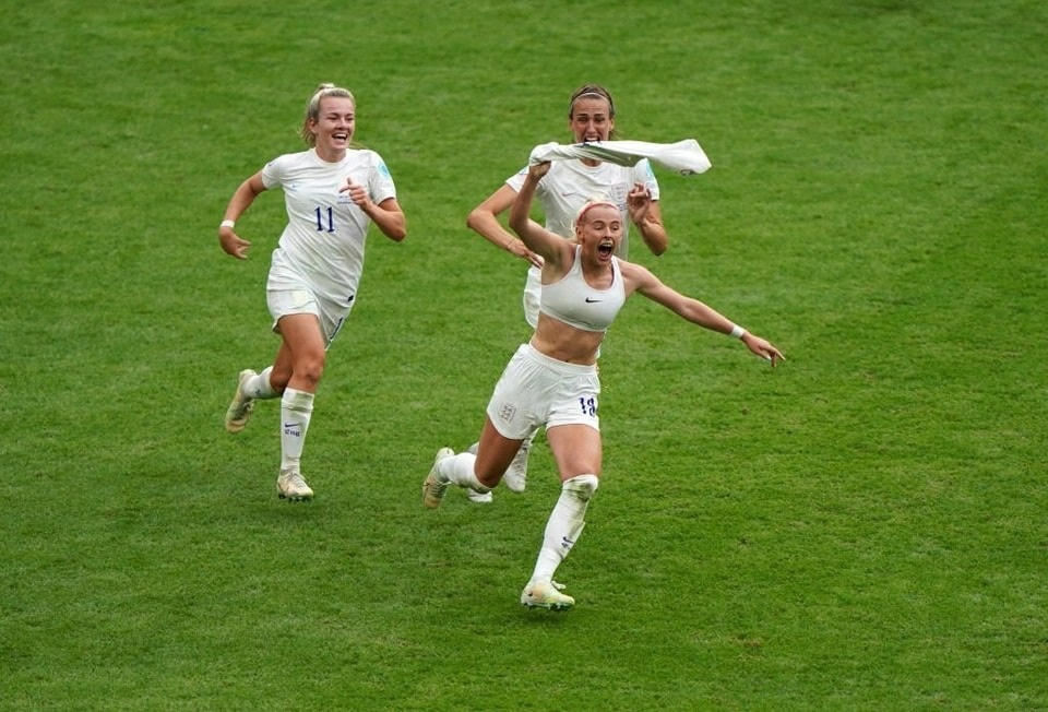 Khoảnh khắc Chloe Kelly cởi áo ăn mừng bàn thắng gây sốt mạng xã hội (Ảnh: Reuters).