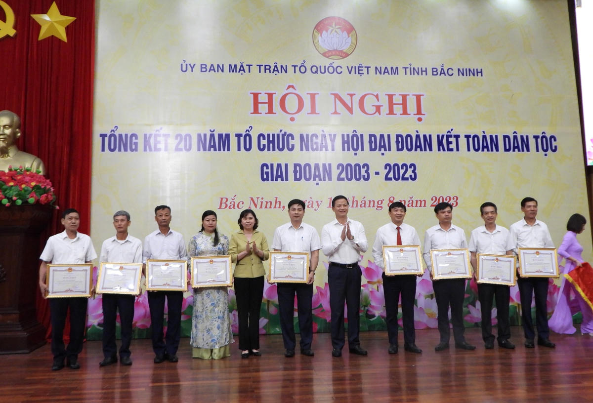 Phó Chủ tịch Thường trực UBND tỉnh Bắc Ninh Vương Quốc Tuấn trao bằng khen cho các tổ chức, cá nhân có thành tích xuất sắc.