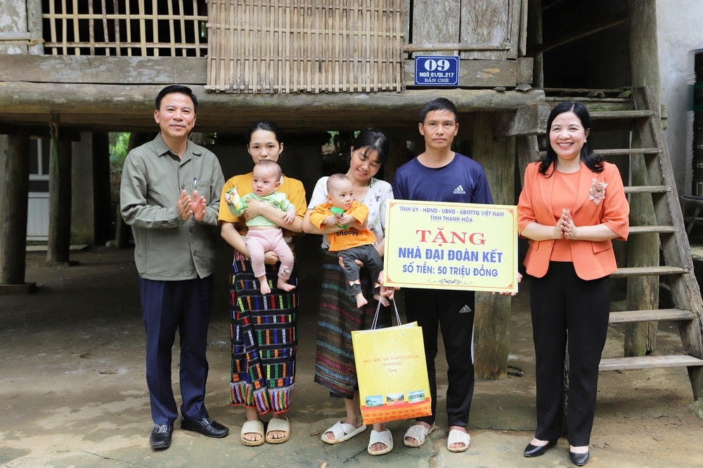 Ông Đỗ Trọng Hưng, Bí thư Tỉnh ủy, bà Phạm Thị Thanh Thủy, Trưởng ban Dân vận, Chủ tịch UBMTTQ tỉnh Thanh Hóa cùng đoàn đã đến bản Chè, xã Trung Tiến, trao số tiền 50 triệu đồng hỗ trợ xây dựng nhà Đại đoàn kết cho gia đình ông Lương Văn Duyên.