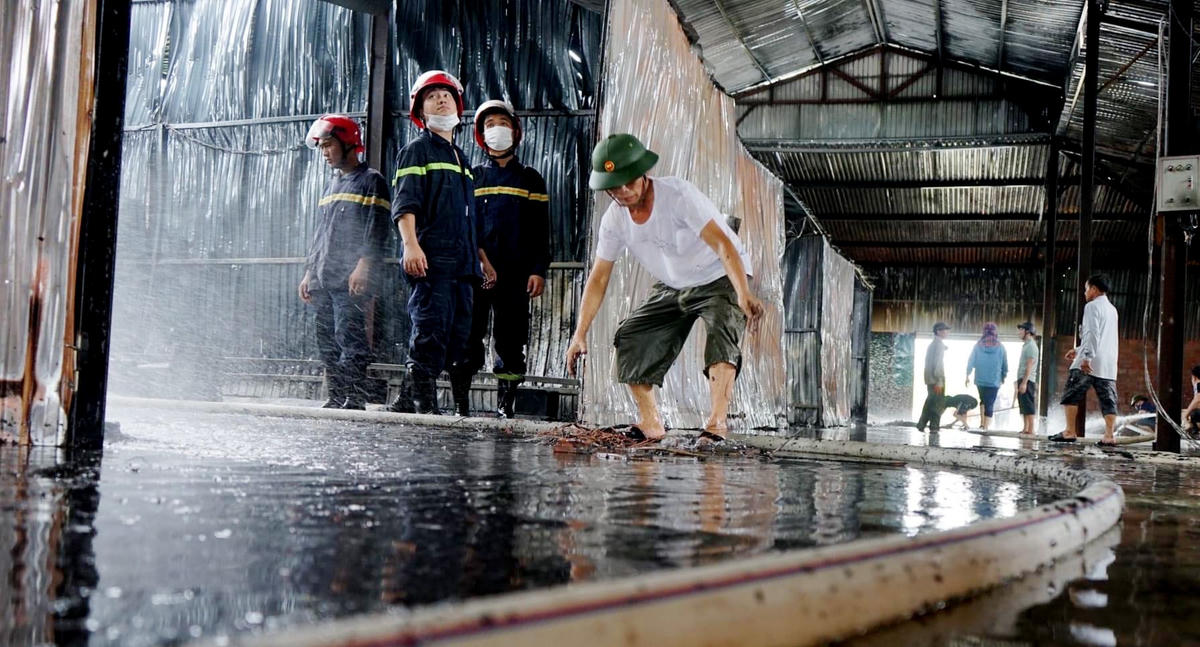 [ẢNH] Hiện trường vụ cháy xưởng sơn trong cụm công nghiệp ở Hà Tĩnh