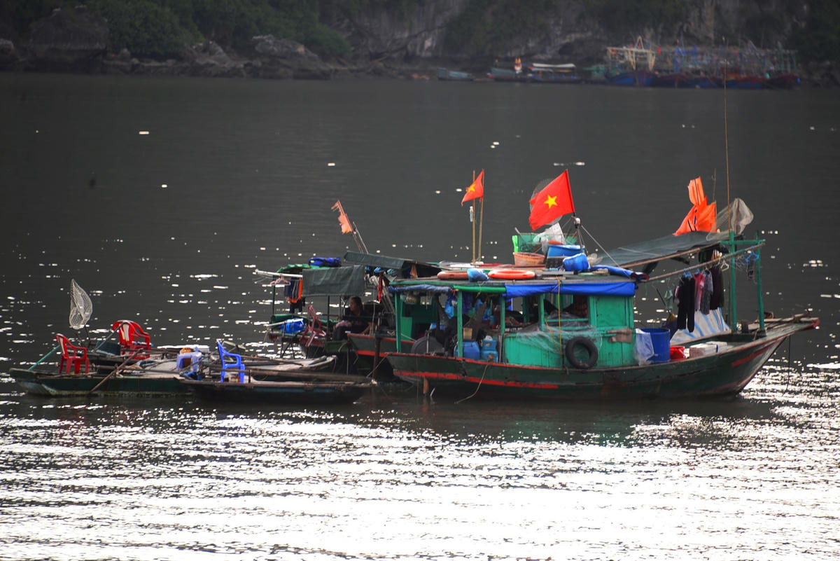 Chiếc thuyền nhỏ “thong dong” sau khi đã tìm được nơi trú bão an toàn.