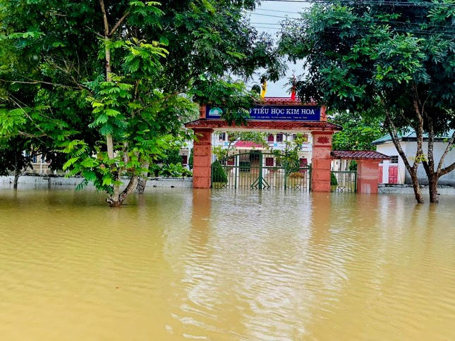 Để công tác phòng chống bão lụt đạt hiệu quả cao nhất, xã Kim Hoa bố trí lực lượng 150 người ở 20 thôn trên địa bàn xã thường xuyên túc trực 24/24 để phát hiện và xử lý kịp thời những tình huống xấu nhất có thể xảy ra.