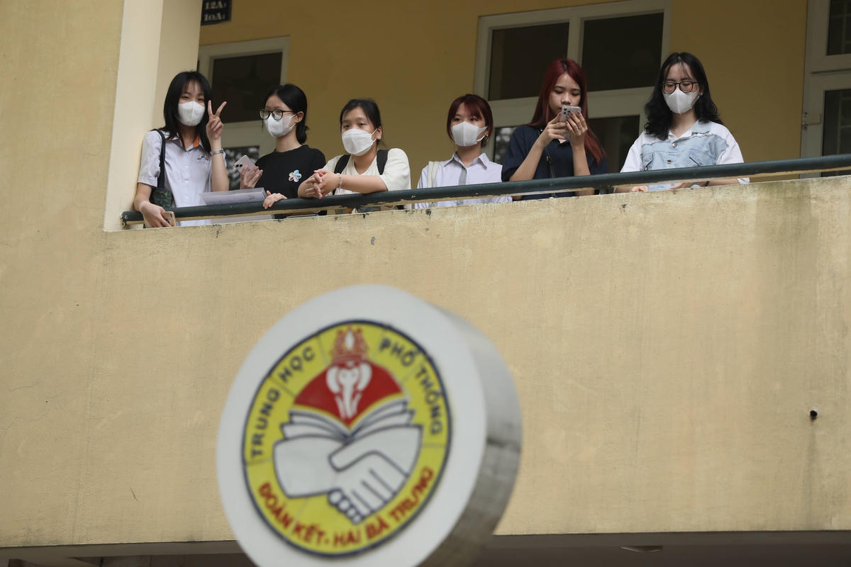 Khác với buổi sáng, buổi thi chiều 28/6 tại Hà Nội thí sinh thi môn Toán trong thời tiết nắng nóng. 