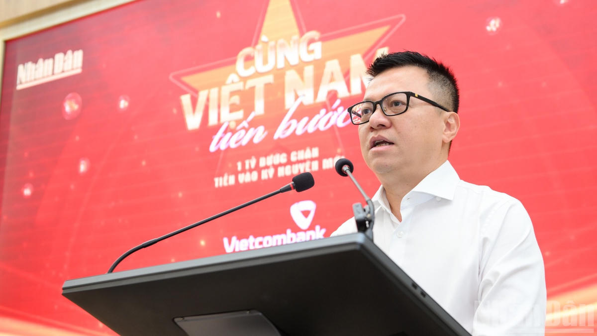 Tổng Biên tập Lê Quốc Minh phát biểu tại buổi họp báo. (Ảnh: THẾ ĐẠI) ndo_br_hop-bao-cung-vn-tien-buoc-9785-6612.jpg