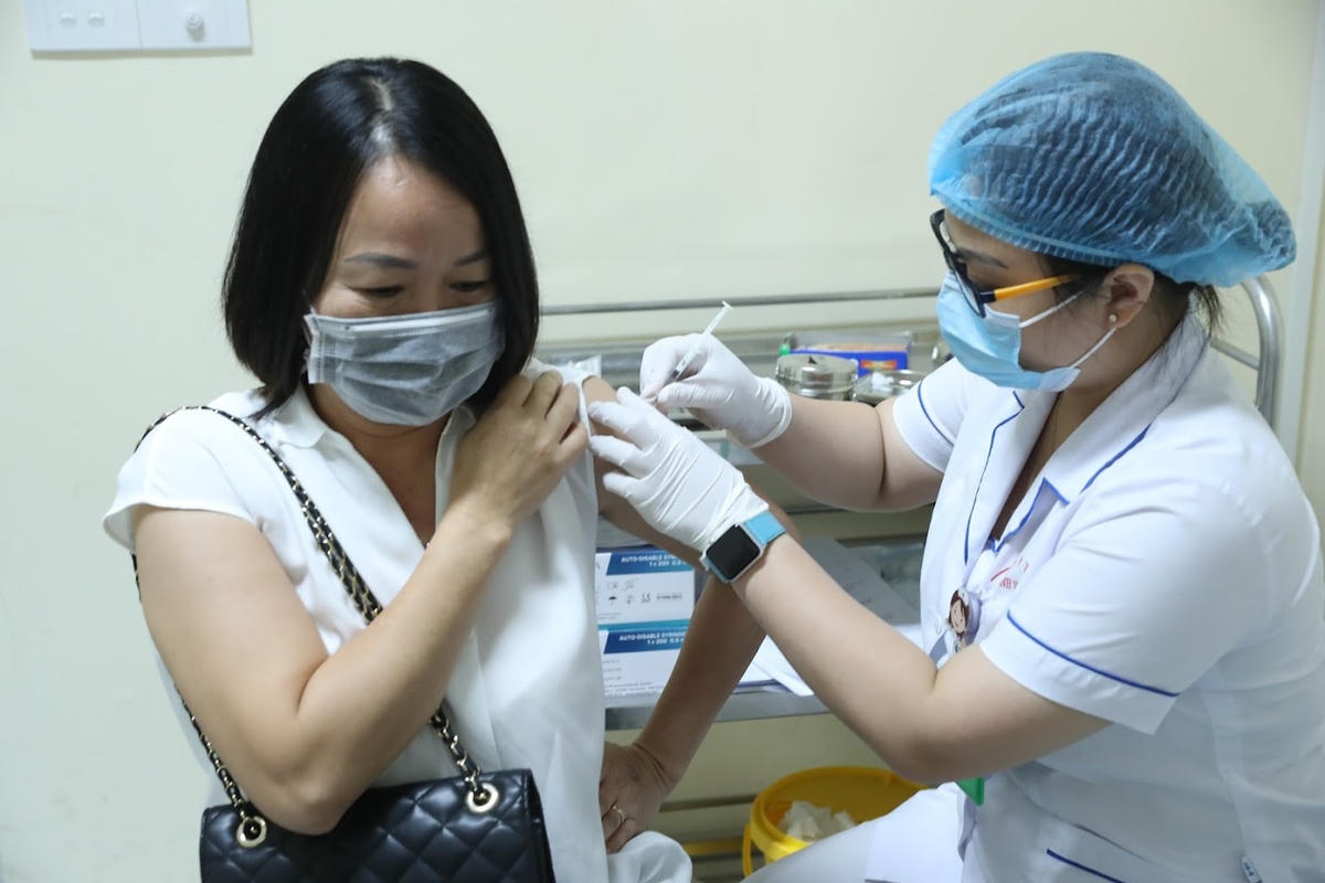 Tiêm vaccine phòng Covid-19 cho người dân. Ảnh: Quang Vinh.