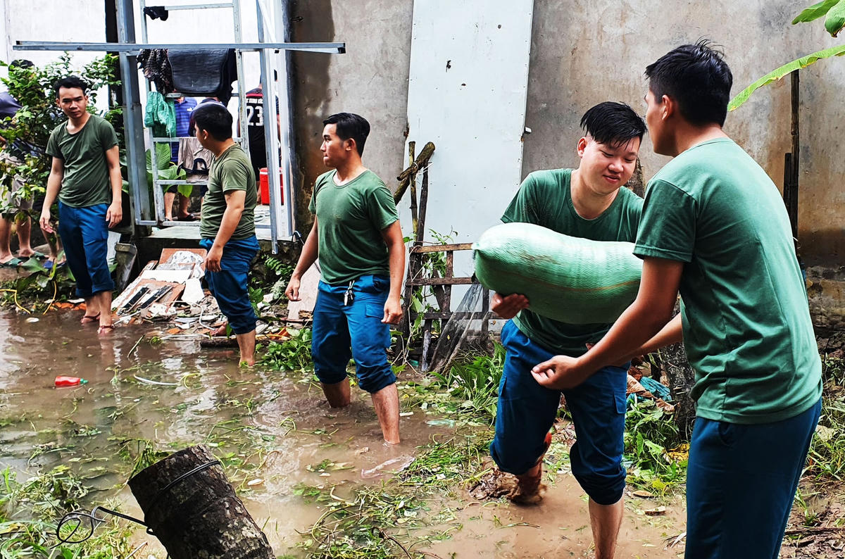 Lực lượng quân sự phường Cái Khế, quận Ninh Kiều hỗ trợ người dân gia cố đê bao KV 3 Sông Hậu - Cồn Khương ứng phó với triều cường lên cao(Ảnh Minh Trung).