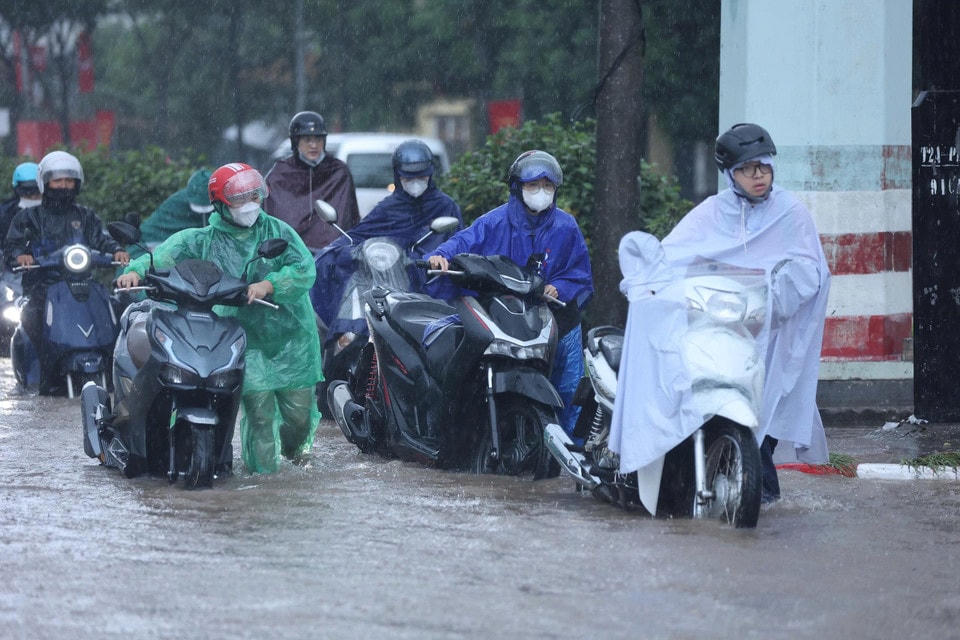 Nhiều phương tiện không thể di chuyển. (Ảnh: Hoài Nam/Vietnam+)