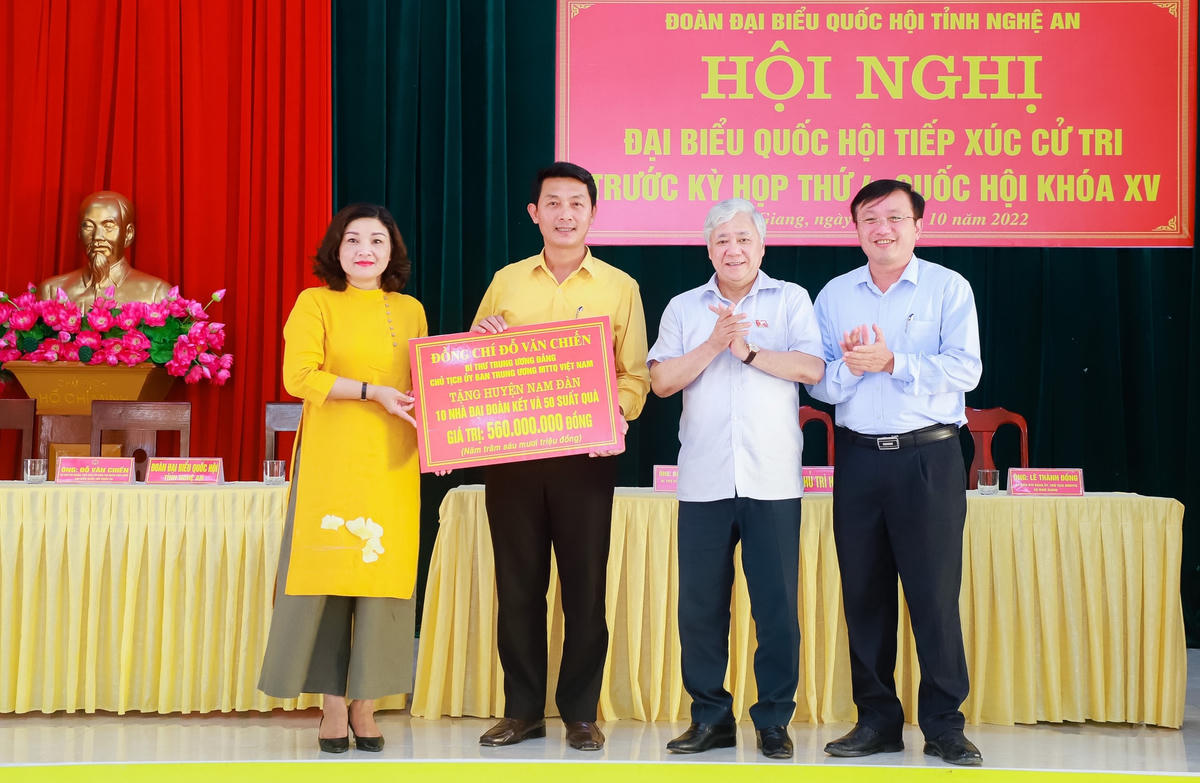 Thay mặt Ban Thường trực Uỷ ban Trung ương MTTQ Việt Nam, Ban Cứu trợ Trung ương, ông Đỗ Văn Chiến trao 10 căn nhà Đại Đoàn kết và 10 suất quà cho người dân huyện Nam Đàn.