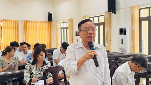 Người dân phát biểu ý kiến tại hội nghị giao ban. Ảnh: T.B.