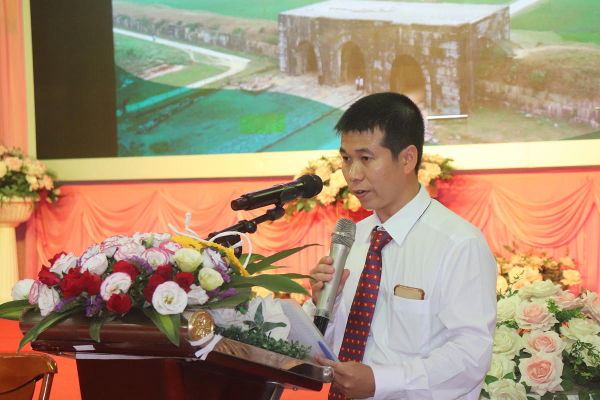 Ông Nguyễn Bá Linh, Giám đốc Trung tâm Di sản thành nhà Hồ phát biểu tại hội nghị.
