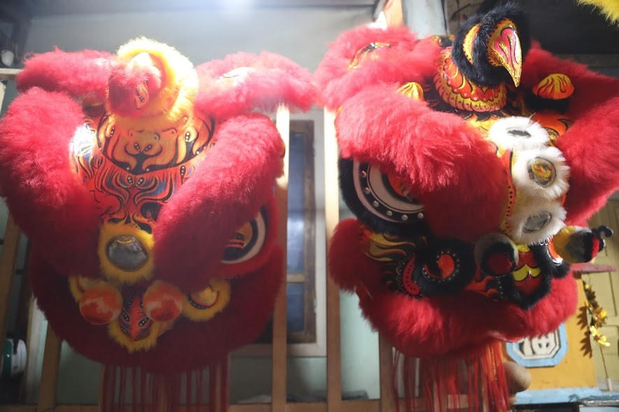 “Để làm hoàn thiện một chiếc đầu lân, người thợ mất khoảng thời gian 7 ngày. Khâu khó nhất trong việc làm đầu lân chính là đan sườn và vẽ. Khó là vì đầu lân thường không có một khuôn mẫu cố định nào mà chính người thợ phải tự suy nghĩ, sáng tạo ra hình thù sao cho bắt mắt và ấn tượng”, ông Rem chia sẻ.