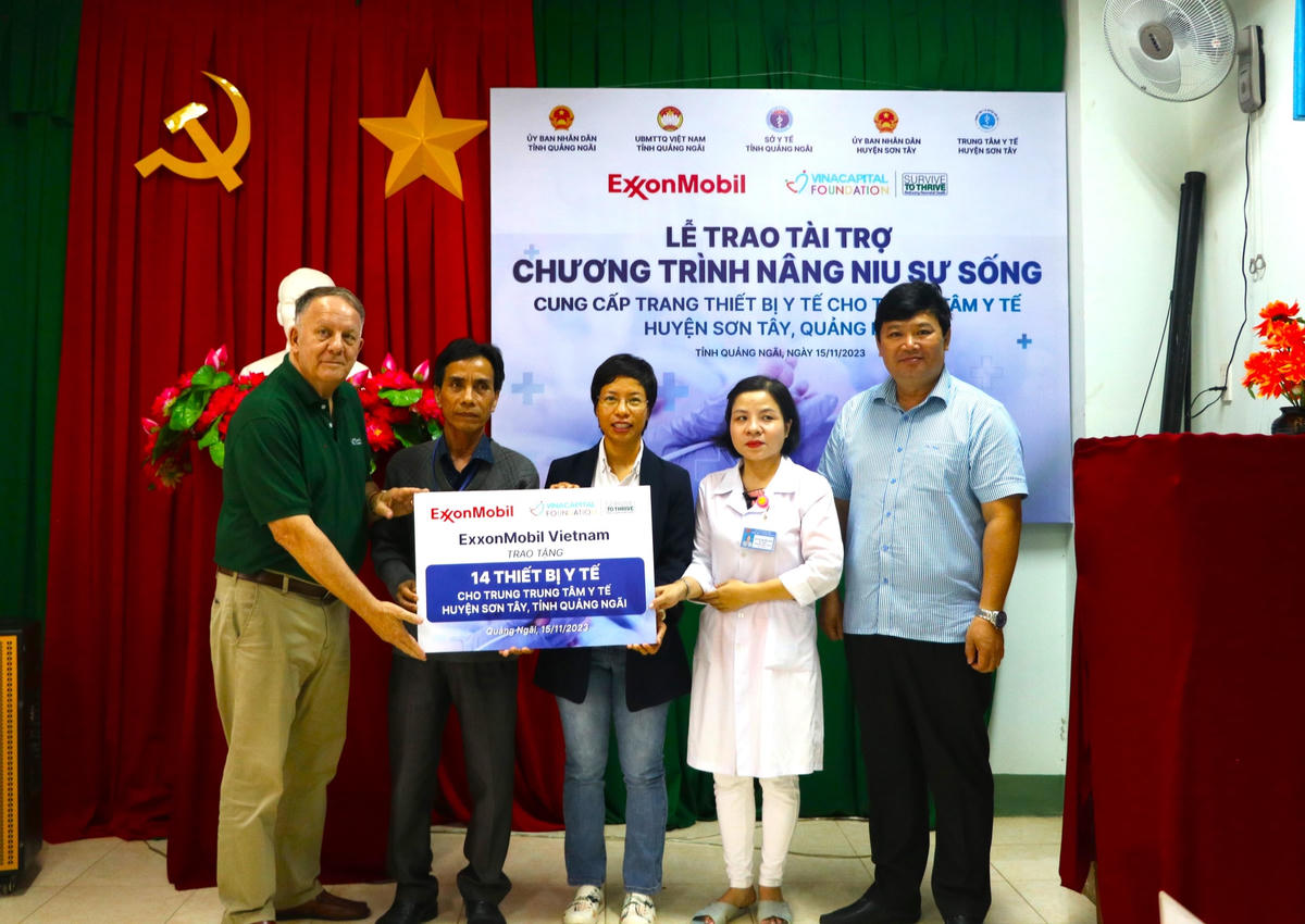 Ban tổ chức trao bảng tượng trưng gói tài trợ cho Trung tâm y tế huyện Sơn Tây. 