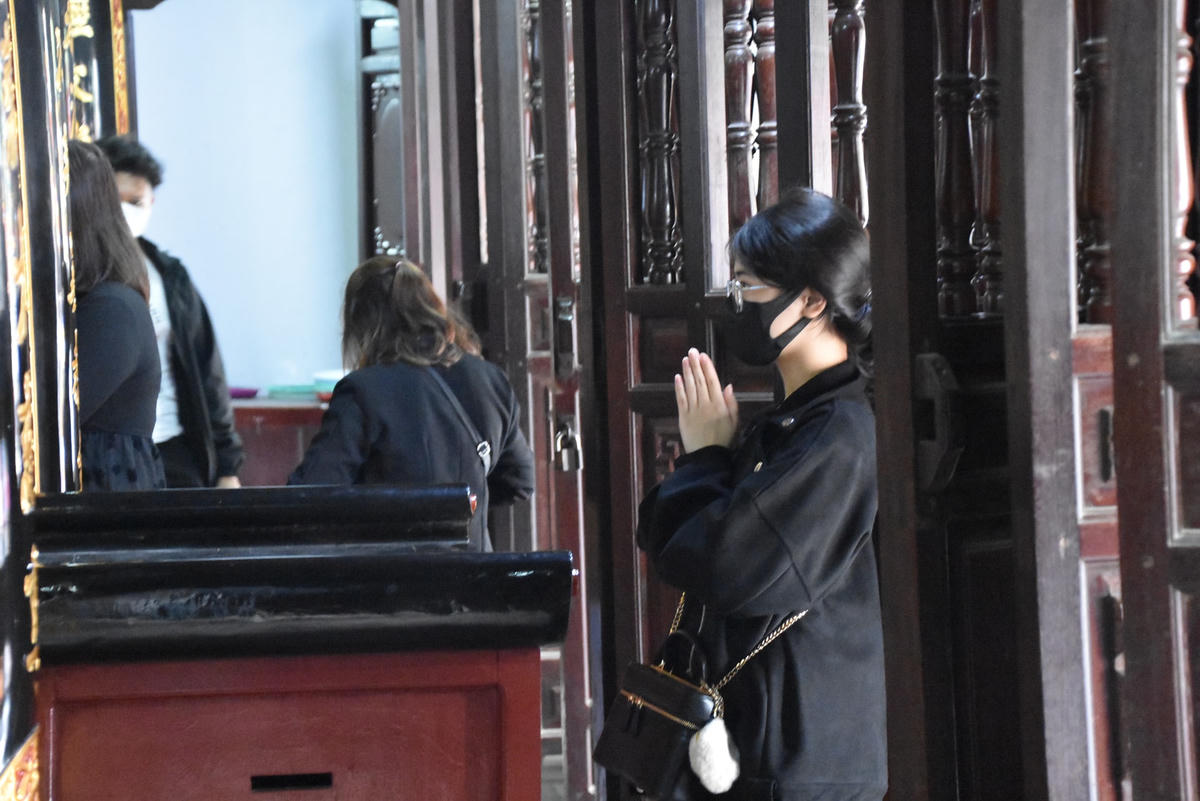 [ẢNH] Giới trẻ Hà Nội tấp nập cầu duyên trước ngày lễ tình nhân 14-2