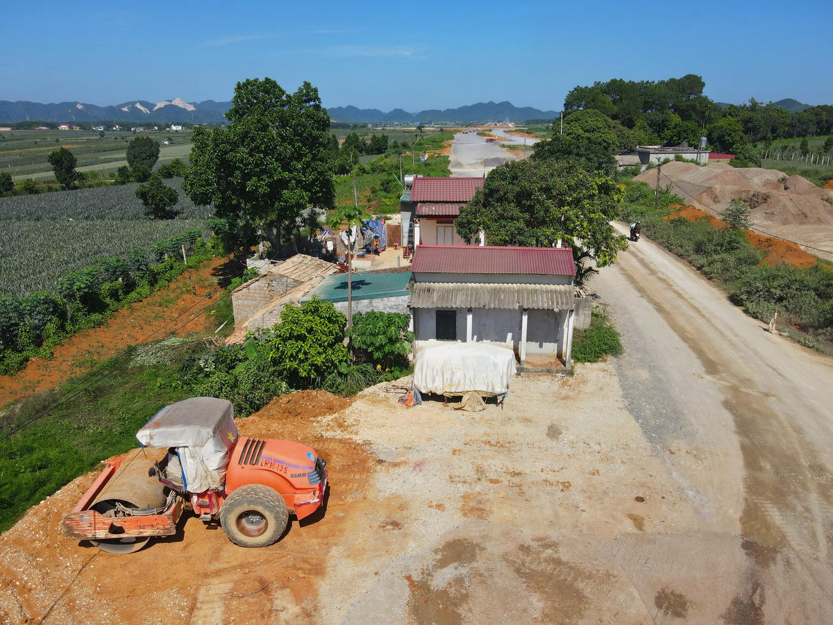 Về công tác GPMB, đến nay, các địa phương đã bàn giao mặt bằng 20,2/22,9km. Trong đó, địa phận TP Tam Điệp bàn giao 6,627/6,627 km; huyện Nho Quan bàn giao 13,64/16,3 km đất nông nghiệp (đạt khoảng 83,66% diện tích GPMB). Tuy nhiên trên diện tích bàn giao ở cả 2 địa phương vẫn còn một số vướng mắc.   