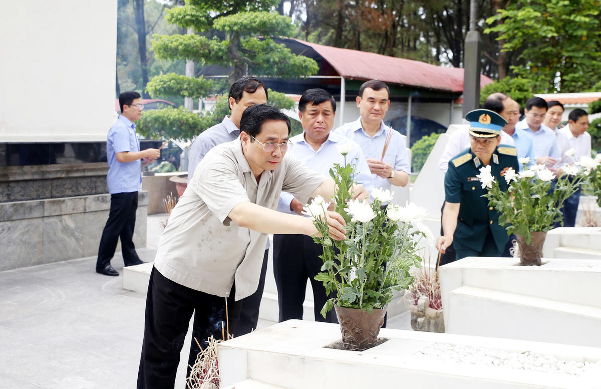 Thủ tướng dâng hương, dâng hoa tại Ngã ba Đồng Lộc, nơi 10 cô gái thanh niên xung phong Tiểu đội 4 (thuộc Đại đội 2, Tổng đội TNXP 55 tỉnh Hà Tĩnh) đã anh dũng hy sinh.