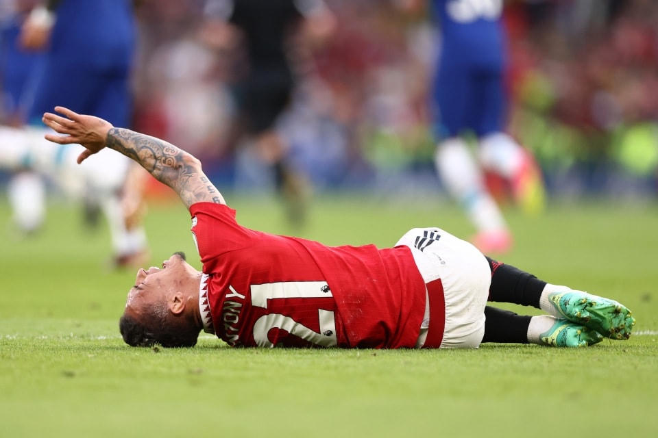 Antony rời sân trong chấn thương nặng và chưa biết liệu có thể tham gia chung kết FA Cup hay không. Ảnh: Getty.
