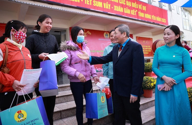 Phó Chủ tịch Thường trực Tổng LĐLĐVN Trần Thanh Hải động viên người lao động tỉnh Hưng Yên nhân dịp Tết Nguyên đán 2023. Ảnh: Hải Nguyễn
