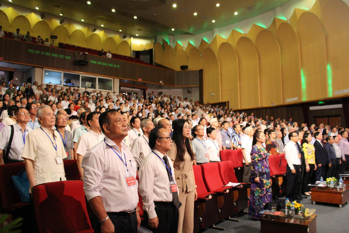Các đại biểu làm lễ chào cờ.