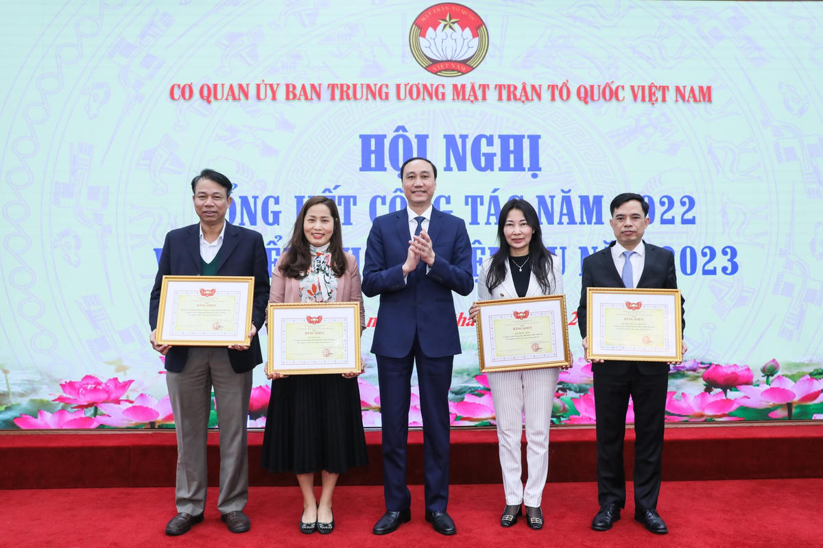 Phó Chủ tịch Phùng Khánh Tài trao Bằng khen cho 4 tập thể có thành tích xuất sắc trong năm 2022.