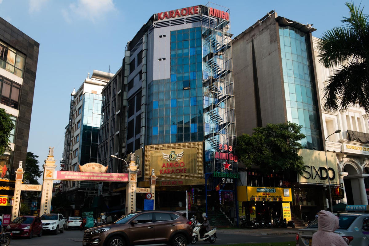 "Vài ngày gần đây, số lượng khách đến rất ít, trong ngày có khi chỉ có 1-2 lượt khách là cùng, đến tối cũng chẳng hơn là bao nhiêu", một nhân viên quán karaoke ở đường Lê Đức Thọ cho hay.