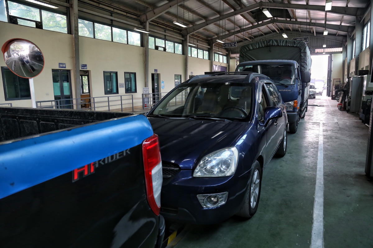 Tuy nhiên, dù đã hoạt động hết công xuất nhưng tình trạng ùn tắc đăng kiểm vẫn diễn ra.