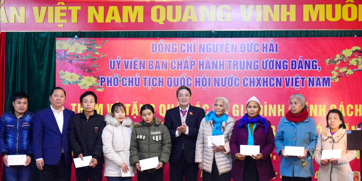 Phó Chủ tịch Quốc hội Nguyễn Đức Hải và Bí thư Tỉnh ủy Hòa Bình Nguyễn Phi Long trao quà cho hộ nghèo xã Hiền Lương, huyện Đà Bắc, tỉnh Hòa Bình.