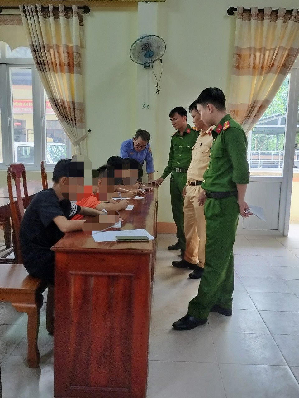 6 em nhỏ đã được yêu cầu viết bản tường trình và cam kết không tái phạm. Ảnh: CSGT.