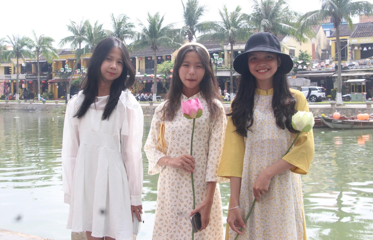 Các bạn trẻ check in bên bờ sông Hoài.