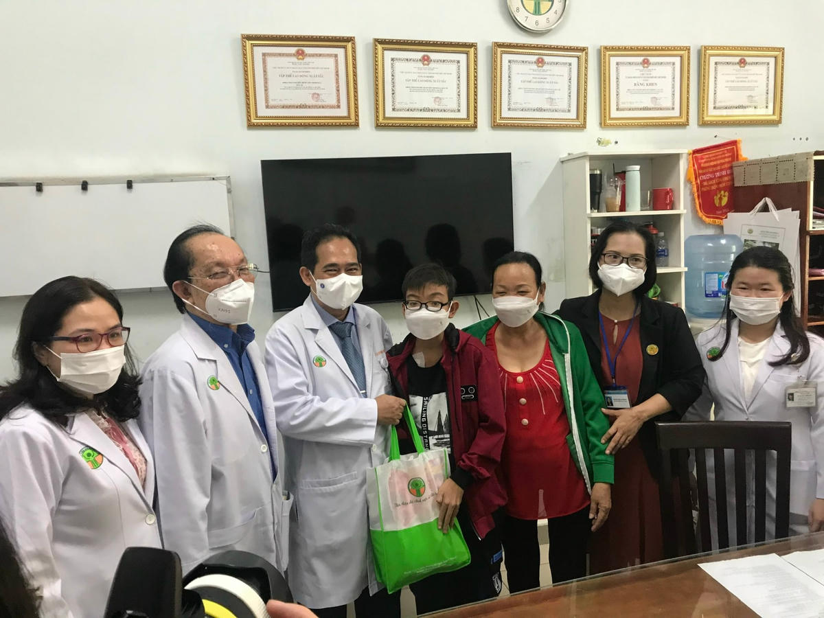Ban Giám đốc Bệnh viện Nhi đồng 2 trao quà cho bệnh nhi được ghép thận thành công.