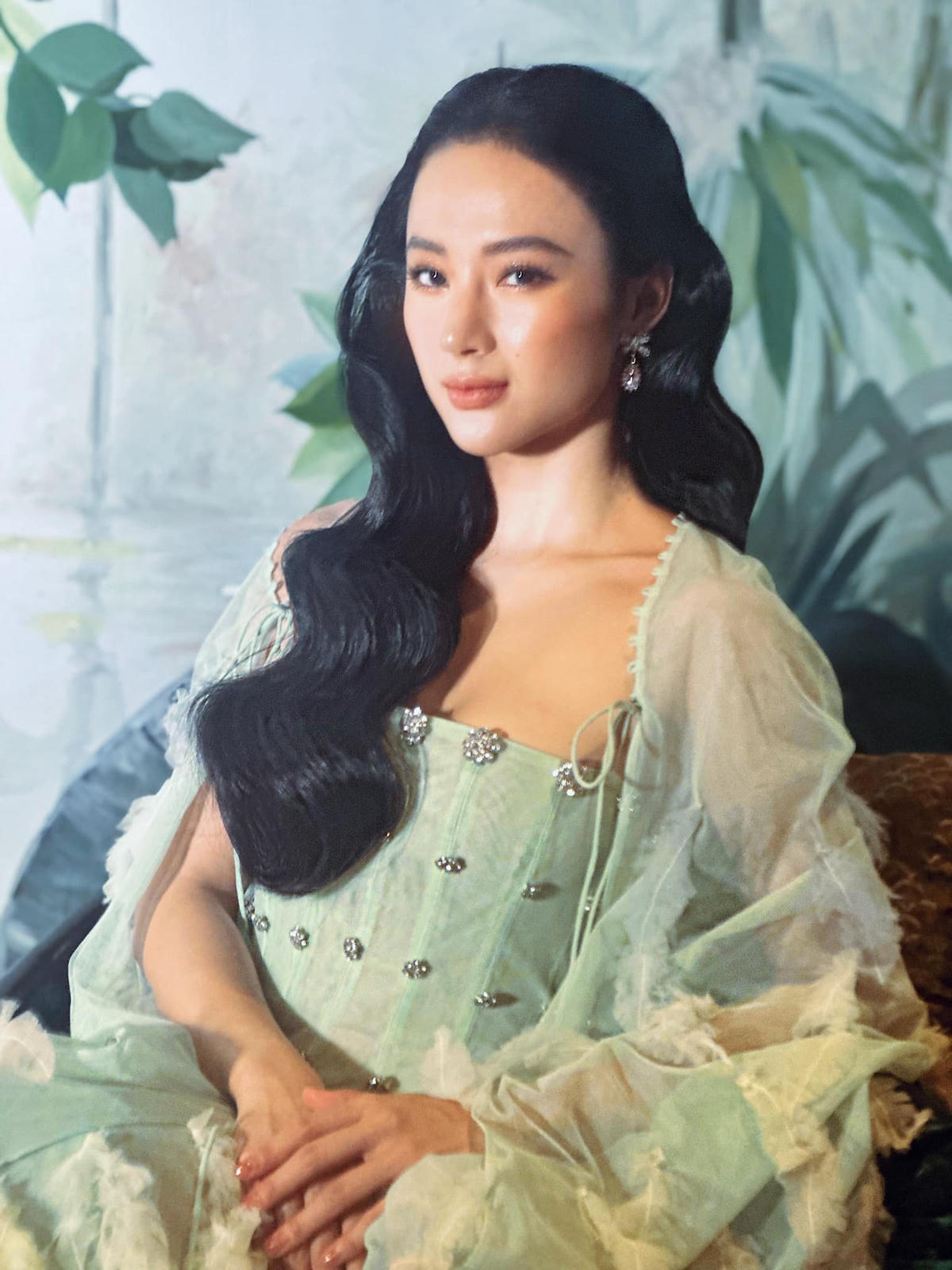 Để chuẩn bị cho sự trở lại chỉn chu, nữ diễn viên cho biết, bản thân lắng nghe lời khuyên từ mọi người. Ảnh: FBNV. 