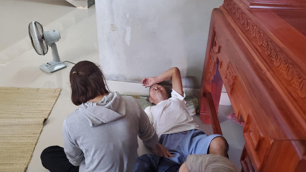 Ông nội em Ng. ngất lịm khi nghe tin cháu trai bị đuối nước.