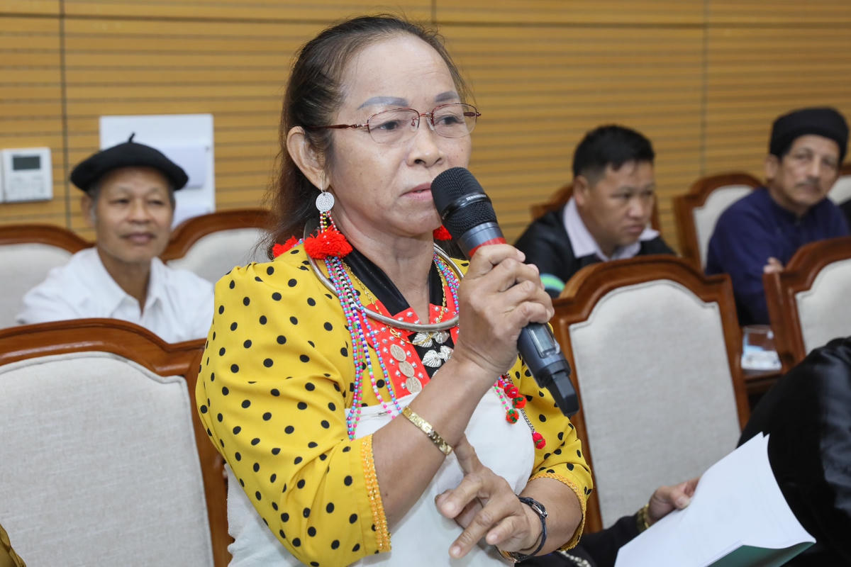 Bà Lý Thị Chướng, dân tộc Mảng, xã Trung Chải, huyện Nậm Nhùn, tỉnh Lai Châu phát biểu tại Hội nghị.