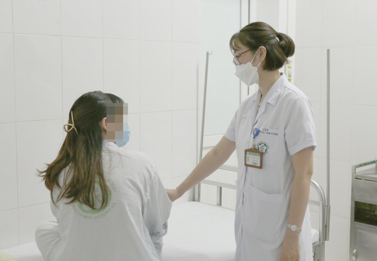 Thăm khám và điều trị bệnh nhân mắc trầm cảm sau sinh.