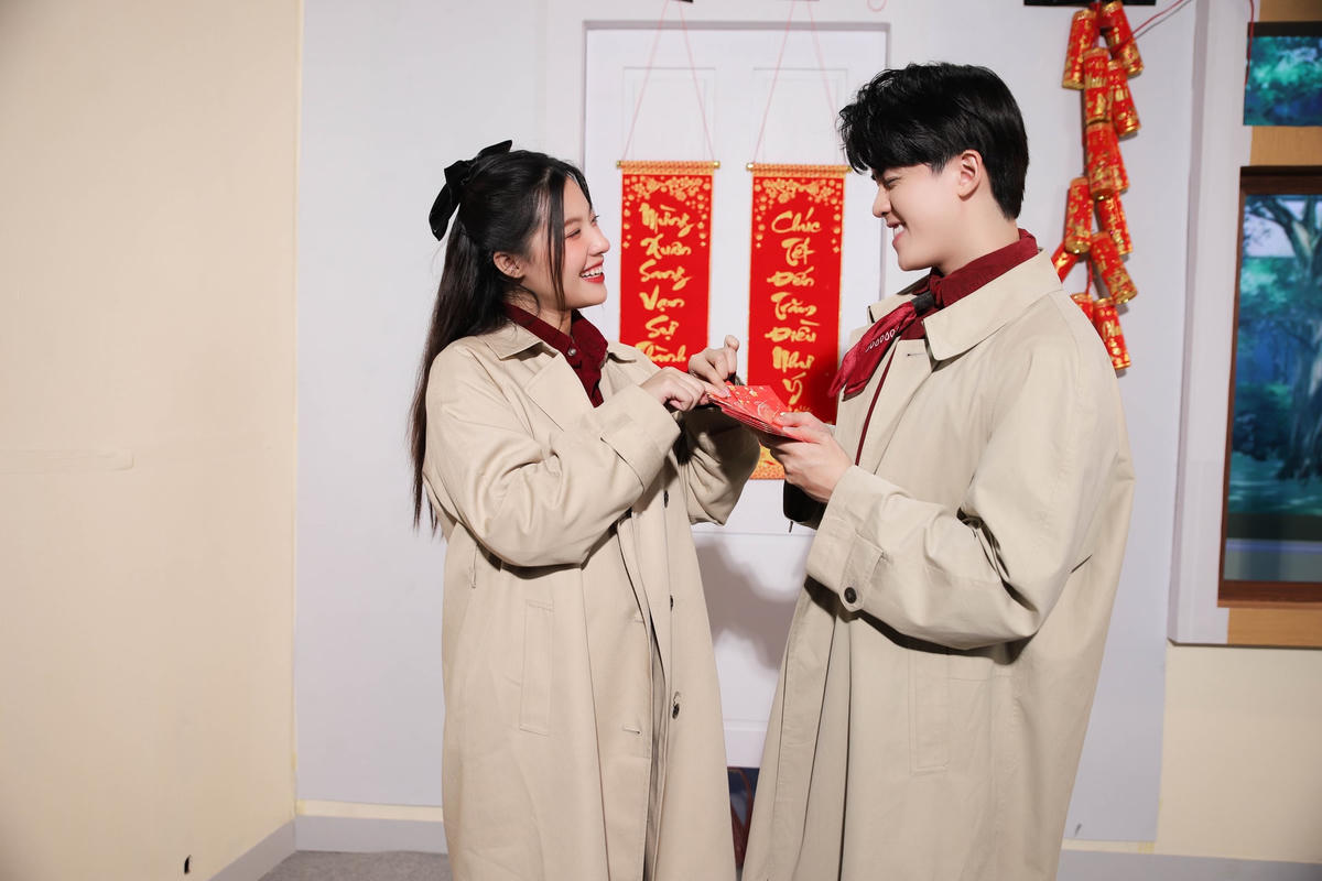 Vũ Thịnh – Fanny nắm tay nhau cảm nhận Tết Bắc, Nam