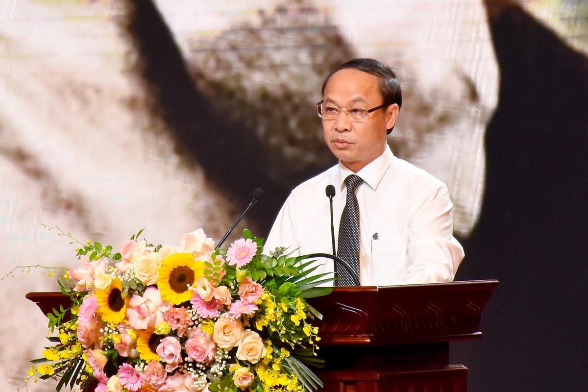 Phó Giám đốc Sở GDĐT Hà Nội Nguyễn Quang Tuấn báo cáo kết quả của ngành GDĐT Thủ đô trong năm học 2022-2023.