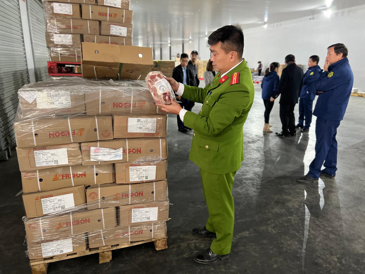 Lực lượng chức năng kiểm tra kho hàng hóa.