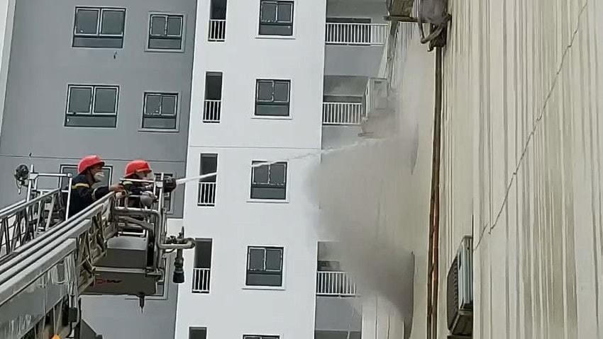 Lực lượng cứu hỏa tiếp cận vụ cháy, dập lửa. Ảnh: PLO.