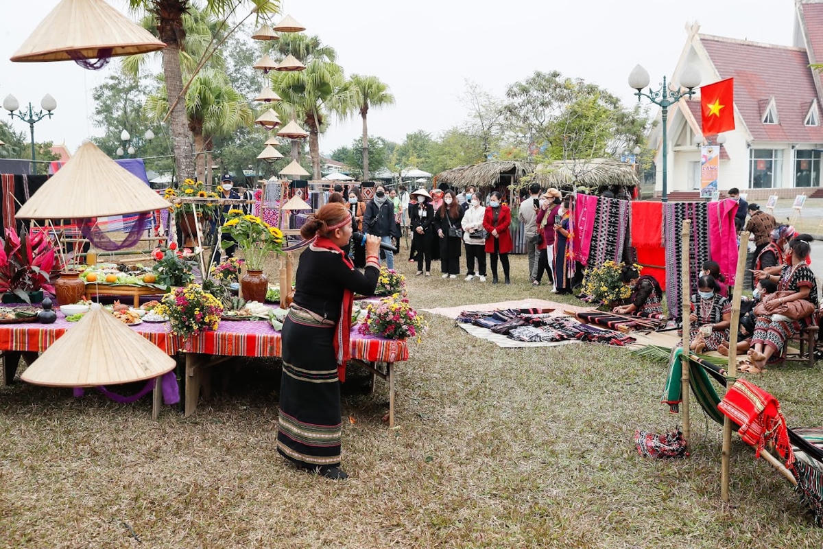 Các hoạt động của đồng bào dân tộc Tây Nguyên tại làng Văn hóa. Ảnh: Quang Vinh.