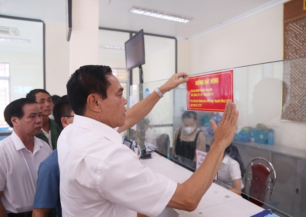 Chủ tịch UBND Hà Tĩnh tỉnh Võ Trọng Hải gắn đường dây nóng tại Trung tâm Hành chính công huyện Cẩm Xuyên. Ảnh: BHT.