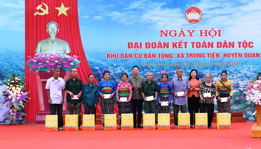 Ông Đỗ Trọng Hưng, Bí thư Tỉnh ủy, bà Phạm Thị Thanh Thủy, Trưởng ban Dân vận, Chủ tịch UBMTTQ tỉnh Thanh Hóa trao 10 suất quà cho các hộ gia đình thuộc diện chính sách và tiêu biểu tại bản Tong.