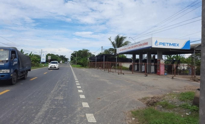 Cây xăng trên quốc lộ N2 tỉnh Đồng Tháp đóng cửa hôm 1/10. Ảnh: Ngọc Tài.