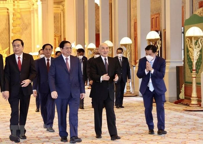 Thủ tướng Phạm Minh Chính hội kiến Quốc vương Campuchia Norodom Sihamoni. (Ảnh: Dương Giang/TTXVN).