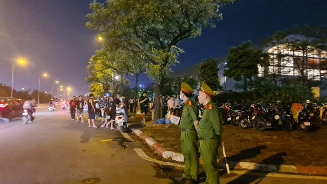 CAQ Nam Từ Liêm tập trung cao độ, bảo vệ an ninh, an toàn bên ngoài Sân vận động Quốc gia Mỹ Đình. Nguồn: ANTĐ.